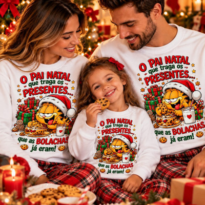 Família com camisolas de Natal brancas com estampa de Garfield e mensagem divertida junto a árvore de Natal decorada.