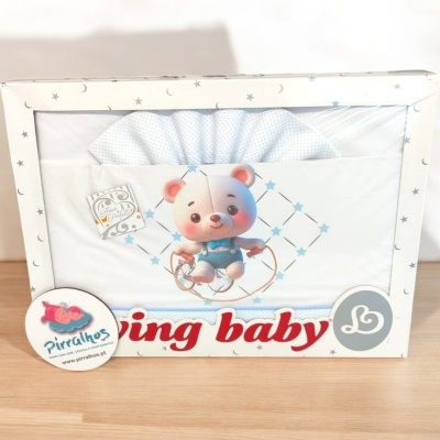 Conjunto de roupa de bebé branco com azul em embalagem com ursinho e etiquetas