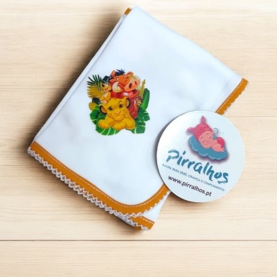 Fralda bordada com personagens do Rei Leão e etiqueta da marca Pirralhos