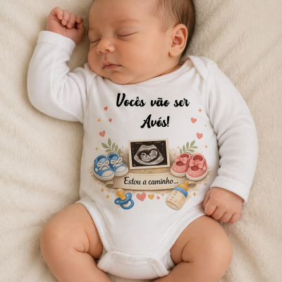 Bebé a dormir com body branco estampado e mensagem em português.