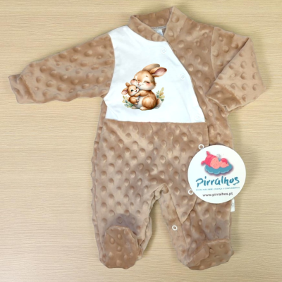 Macacão de bebé bege com textura, estampa de coelhos bebés e etiqueta Pirralhos pendurada.
