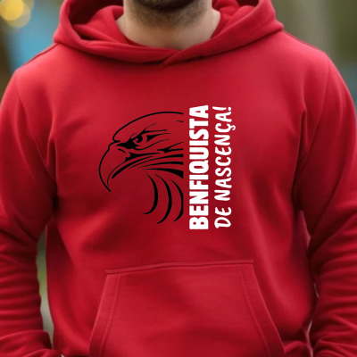 Sweatshirt vermelha com capuz e estampa frontal de águia preta e texto branco