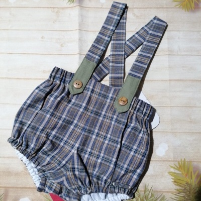 Macacão curto de bebé xadrez azul e verde com alças e botões