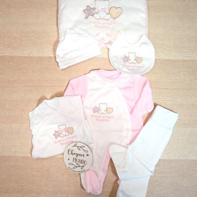 Conjunto de roupa de bebé rosa e branco com ursinho bordado