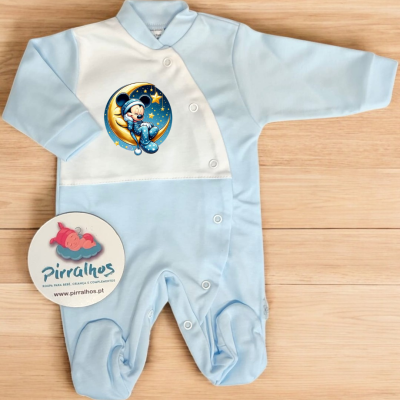 Pijama azul claro para bebé com estampa de personagem infantil numa lua