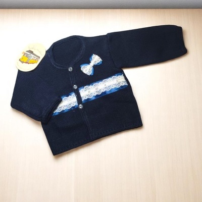 Camisola de malha preta com botões e detalhes em renda azul e branca