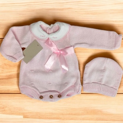 Conjunto bebê em malha rosa com vestido de mangas compridas e boina
