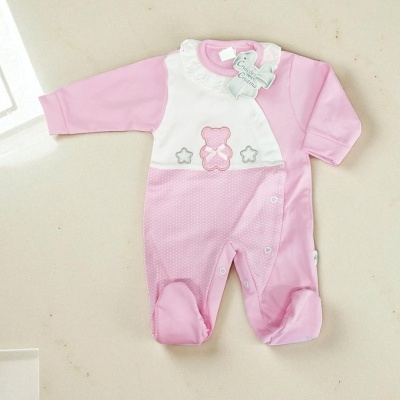 Macacão de bebé rosa e branco com ursinho e estrelas