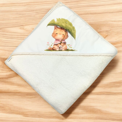 Toalha de banho branca para bebé com desenho de gato sob uma folha