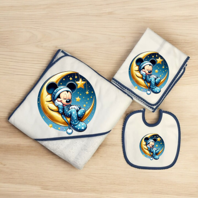 Conjunto de toalha, fralda e babete de bebé com estampa do Mickey Mouse a dormir numa lua.