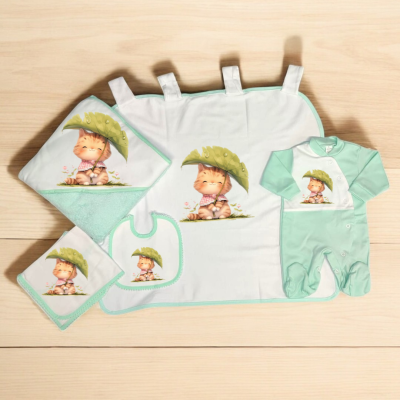 Conjunto de bebé em tecido verde menta e branco com estampa de bebé a usar chapéu verde