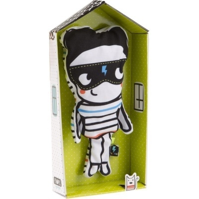 Boneco de tecido com máscara preta e camisola às riscas numa caixa verde em forma de casa