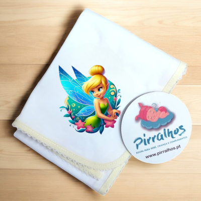 Fralda branca com ilustração de fada e etiqueta do Pirralhos