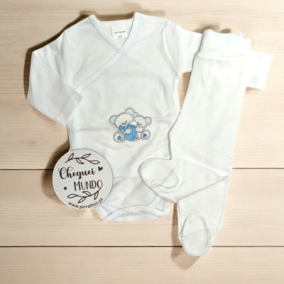 Conjunto branco de bebé com bordado de ursos e placa redonda com texto