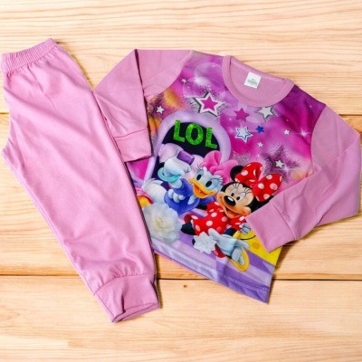 Conjunto de pijama infantil rosa com estampado Disney e calças lisas.