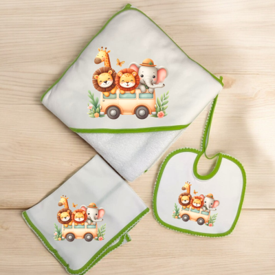 Conjunto de toalha com capuz, babete e pano branco com bordas verdes e estampado de animais num autocarro.