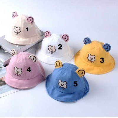 Cinco chapéus infantis coloridos com orelhas e desenho de urso