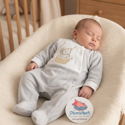 Bebé a dormir em pijama cinza e branco com elefante e cartão da marca Pirralhos