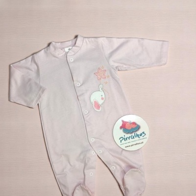 Pijama rosa claro com estampagem de coelho e estrela e etiqueta Pirralhes