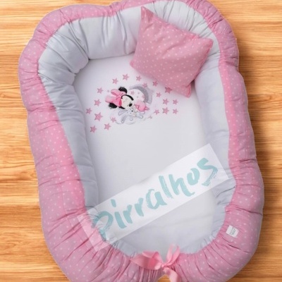 Ninho para bebé rosa e branco com almofada e ilustração infantil