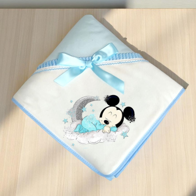 Manta branca com borda azul e estampa de bebé Mickey Mouse a dormir