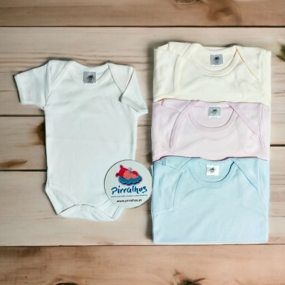 Bodys de bebé em várias cores com etiqueta e cartão promocional