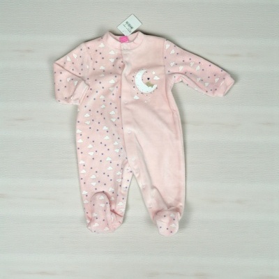 Pijama cor-de-rosa para bebé com padrão de nuvens e estrelas