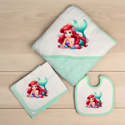 Conjunto de bebé branco com bordas verdes e estampa colorida de sereia