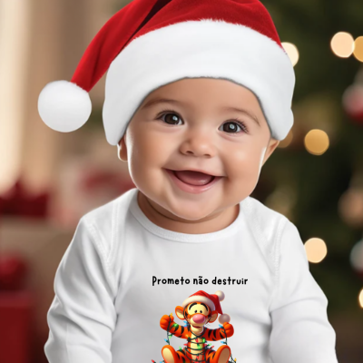 Bebé com gorro de Natal e body branco com estampa de tigre e texto de Natal