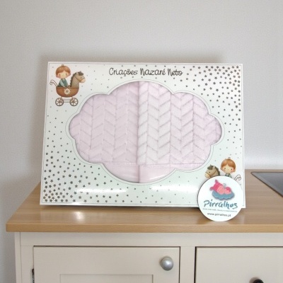 Caixa de embalagem branca com tecido rosa claro e ilustrações infantis