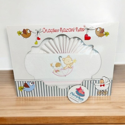 Conjunto de toalhas de bebé branco com ursinho bordado numa caixa decorativa com pássaros