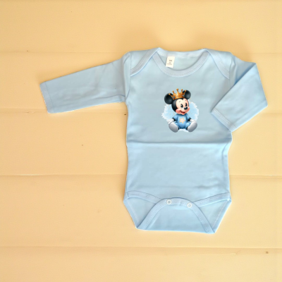 Body azul claro para bebé com imagem de Mickey Mouse com coroa.