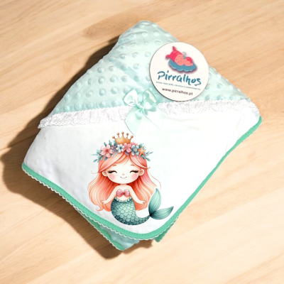 Manta para bebé verde claro e branco com desenho de sereia e etiqueta Pirralhos