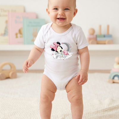 Bebé com body branco estampado com Minnie e brinquedos em fundo claro