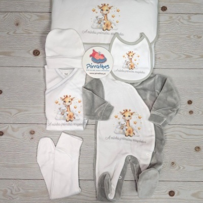 Conjunto de roupa de bebé com ilustração de girafa e ursinho, textos, e fundo de madeira