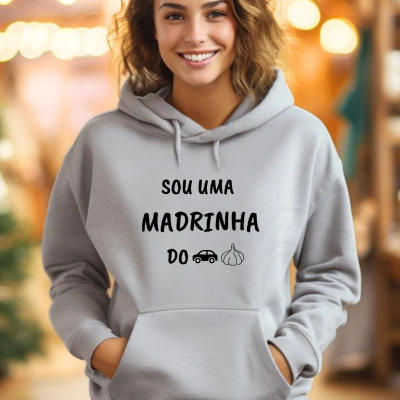 Suéter cinza claro com texto e ícones pretos usado por mulher sorridente