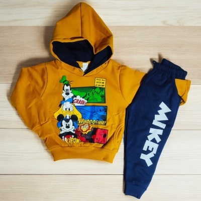 Conjunto infantil capuz mostarda com personagens Disney e calças azuis com texto MIKEY