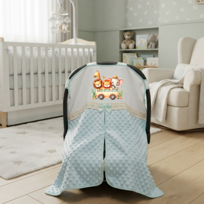 Capa azul clara com estampagem de animais em cadeira de bebé num quarto infantil