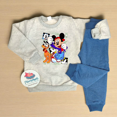 Conjunto roupa infantil com camisola cinzenta estampada de Mickey Mouse e Pluto e calças azuis