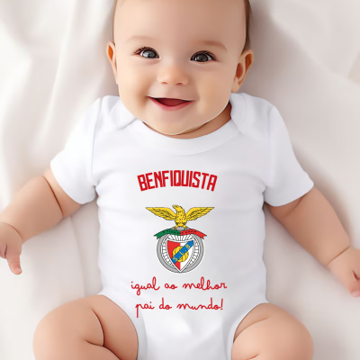 Body branco de bebé com impressão BENFIQUISTA igual ao melhor pai do mundo! com emblema do SL Benfica