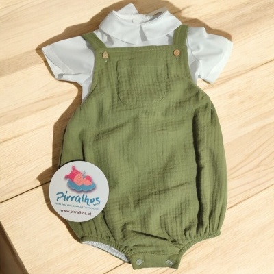 Macacão verde com body branco para bebé sobre madeira clara e etiqueta Pirralhos