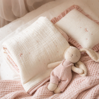 Cobertor, almofada e peluche de coelho rosa e creme com estrelas bordadas
