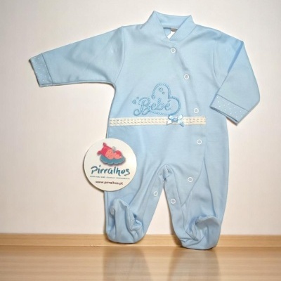 Pijama azul claro para bebé com fechos e bordado 'Bébé'