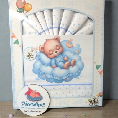 Caixa de roupa para bebé com padrão de estrelas azuis e imagem de urso bebé a dormir sobre nuvens azuis