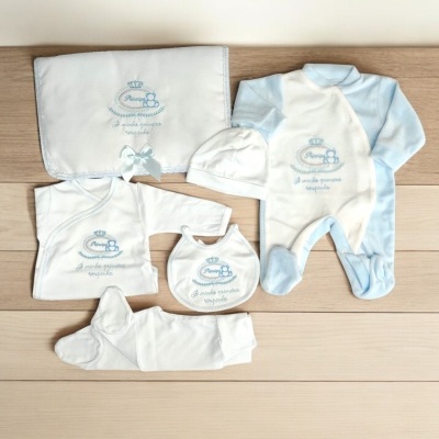 Conjunto roupa bebé branco e azul claro com bordados azuis e texto Pierre 8