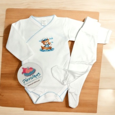 Conjunto de roupa de bebé branco com bordas azuis e estampa de ursinho num barco