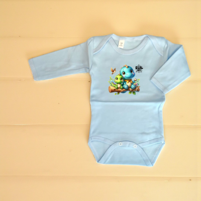 Body azul claro para bebé com desenho de dinossauros e texto