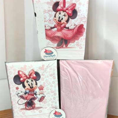 Conjuntos de roupa de cama rosa e branco com tema Minnie da Disney e embalagem com etiqueta 'Pirralhos'.