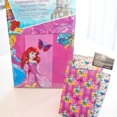 Jogo de cama infantil Disney Princess em embalagem transparente com estampas cor-de-rosa e lilás