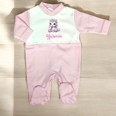 Macacão de bebé rosa e branco com unicórnio e nome Yasmin